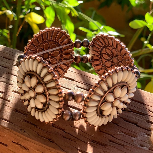 Western Howlite Natural Stone Copper Tone Statement Bracelet NWT - Picture 3 of 4